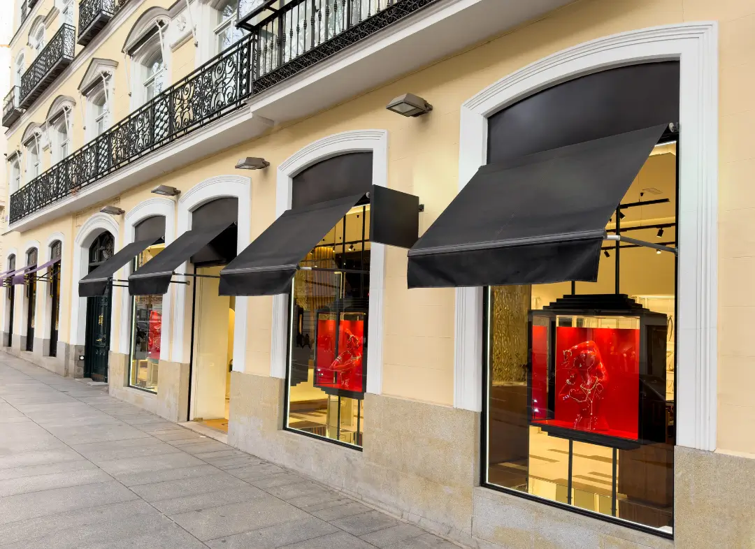 Façade vitrine de magasin en aluminium sur mesure à Saint-Lys